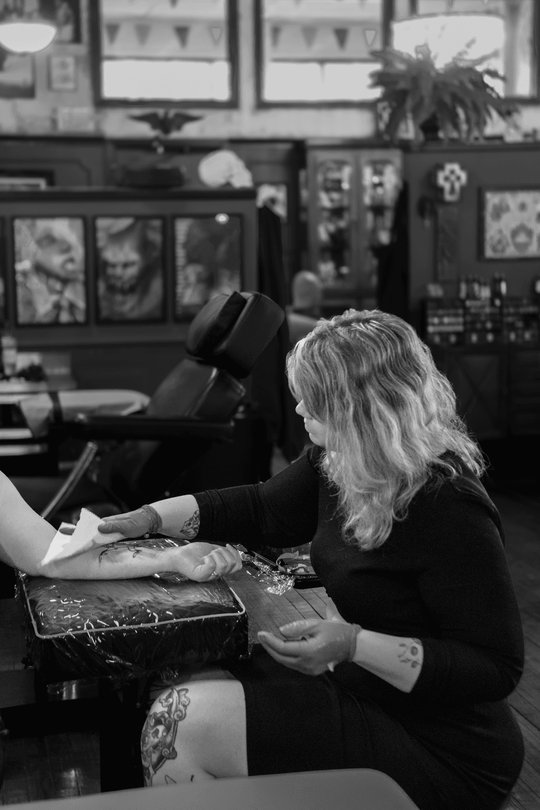 Picture of Pandora tattooing a client